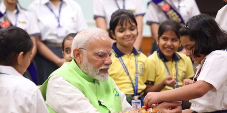 पीएम मोदी ने स्कूली बच्चियों के साथ मनाया रक्षाबंधन, केंद्रीय मंत्रियों ने भी बंधवाई राखी