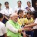पीएम मोदी ने स्कूली बच्चियों के साथ मनाया रक्षाबंधन, केंद्रीय मंत्रियों ने भी बंधवाई राखी