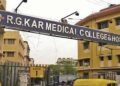 RG KAR RAPE CASE : जूनियर डॉक्टरों ने क‍िया प्रदर्शन, CBI चार्जशीट में गंभीर खामियों का लगाया आरोप