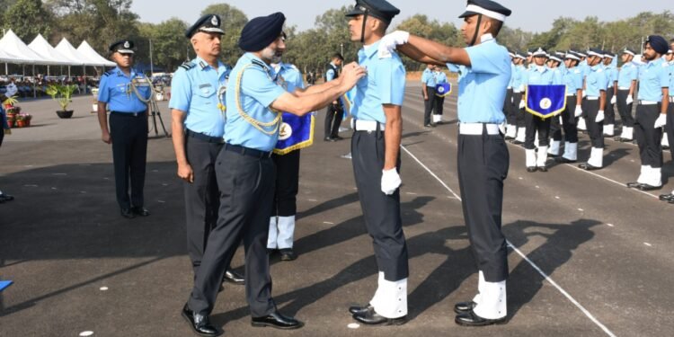 वायु सेना अकादमी में आयाज‍ित हुई संयुक्त स्नातक परेड, 204 कैडेट ने प्राप्त की स्नातक की उपाधि