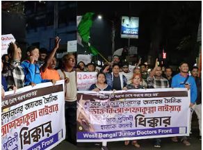 RG KAR DOCTOR PROTEST : आधी रात को डॉक्टर के घर की तलाशी, विरोध में सड़कों पर उतरे जूनियर डॉक्टर्स! श्यामबाजार से बीटी रोड अवरुद्ध