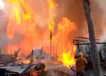 पार्क सर्कस स्टेशन के पास फैक्ट्री में लगी आग, 14 दमकल गाड़ियां मौके पर