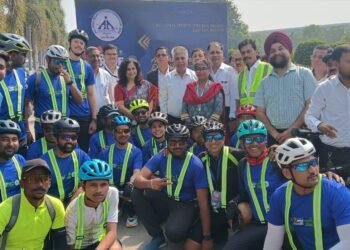 KOLKATA AIRPORT पर एएआई अखिल भारतीय रिले साइकिलिंग अभियान का निवेदिता दुबे ने हरी झंडी द‍िखाकर क‍िया शुभारंभ