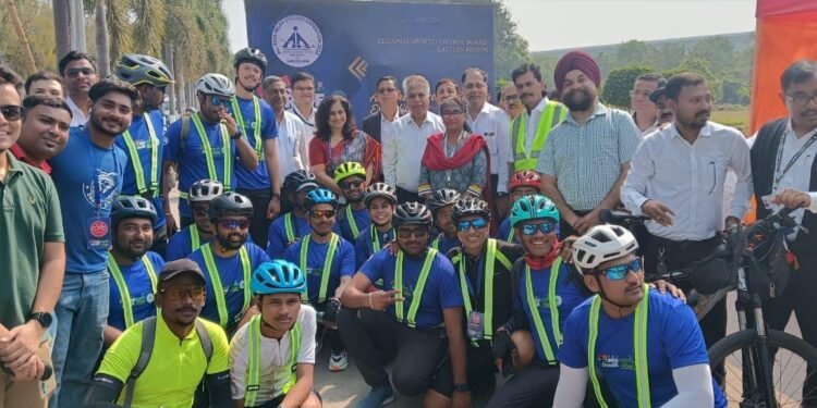 KOLKATA AIRPORT पर एएआई अखिल भारतीय रिले साइकिलिंग अभियान का निवेदिता दुबे ने हरी झंडी द‍िखाकर क‍िया शुभारंभ