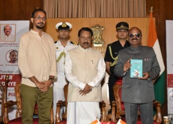 राज्‍यपाल बोस ने गोवा के राज्यपाल श्री पी.एस. श्रीधरन पिल्लई की बंगाली भाषा में “देवदुतेर सन्निध्य” शीर्षक से पुस्तक “ऑन द साइड ऑफ द एंजल्स” का किया विमोचन