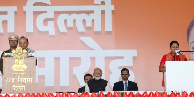 दिल्ली को चाैथी बार मिली मह‍िला मुख्यमंत्री, रेखा गुप्ता को उपराज्यपाल ने दिलाई शपथ