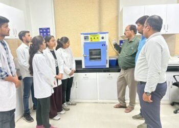 प्रधानमंत्री के आह्वान पर आयुष लैब्स ने खोले दरवाजे: ‘एक वैज्ञानिक के रूप में एक दिन’ पहल के तहत युवाओं ने विज्ञान और नवाचार की दुनिया में रखा कदम