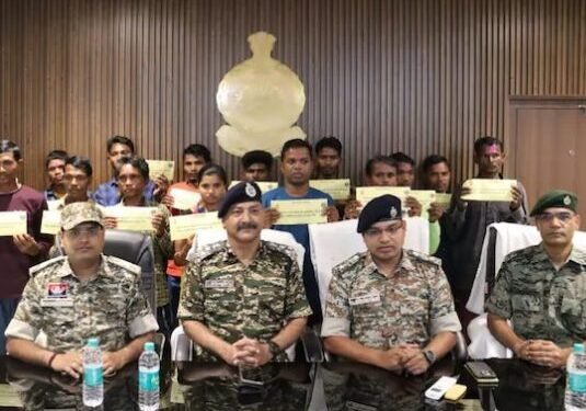 छत्तीसगढ़ : बीजापुर में सुरक्षा बलों को मिली बड़ी कामयाबी, 17 नक्सलियों ने किया आत्मसमर्पण