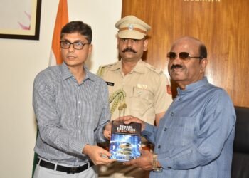 राजभवन में विनोद सिंह ने महामहिम से मुलाकात की और उनके द्वारा लिखित पुस्तक – भारत में स्कूल शिक्षा 2024 – राष्ट्रीय शिक्षा नीति 2020 के बाद से परिवर्तन प्रस्तुत की