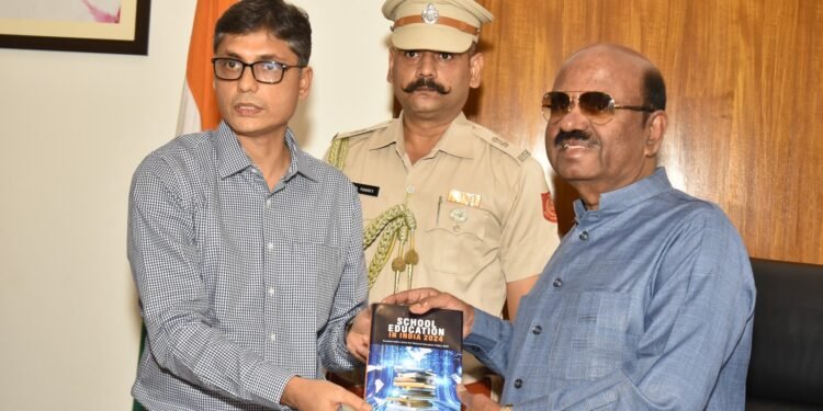 राजभवन में विनोद सिंह ने महामहिम से मुलाकात की और उनके द्वारा लिखित पुस्तक – भारत में स्कूल शिक्षा 2024 – राष्ट्रीय शिक्षा नीति 2020 के बाद से परिवर्तन प्रस्तुत की