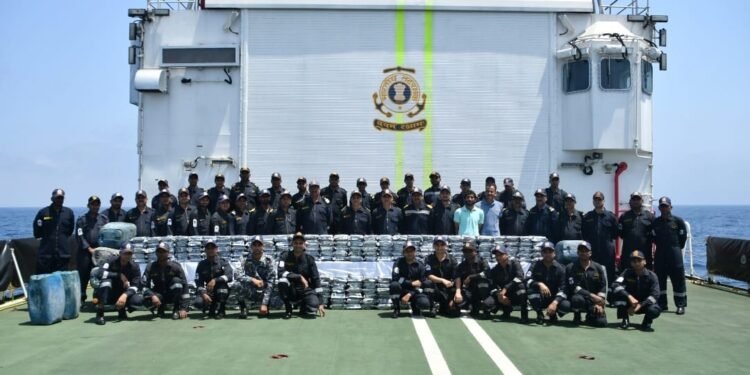 भारतीय तटरक्षक बल और गुजरात एटीएस ने लगभग 1,800 करोड़ रुपये मूल्य के मादक पदार्थ किए जब्त