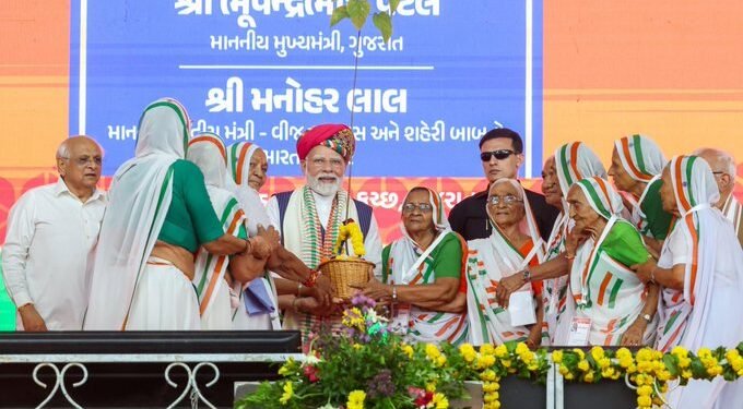 अब कोई विदेशी चीज का इस्तेमाल न करें, गांव-गांव में व्यापारियों को शपथ दिलवाएं, कितना भी मुनाफा हो विदेशी माल न बेंचे : पीएम मोदी