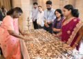 राष्ट्रपति मुर्मू ने झारखंड, ओडिशा और पश्चिम बंगाल के सोहराय, पटचित्र और पटुआ कला के कलाकारों से की मुलाकात