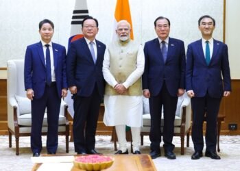 दक्षिण कोरिया के विशेष दूतों के एक प्रतिनिधिमंडल ने प्रधानमंत्री नरेन्द्र मोदी से की भेंट