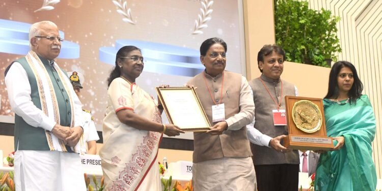 राष्ट्रपति ने स्वच्छ सर्वेक्षण 2024-25 पुरस्कार किए प्रदान, इंदौर, सूरत, नवी मुंबई प्रीमियर सुपर स्वच्छ लीग में हुए शामिल