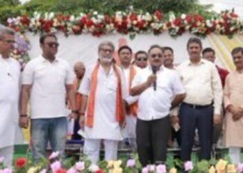 TMC ने स्वामी विवेकानंद और BJP ने नरेन्द्र कप फुटबॉल टूर्नामेंट किए शुरू