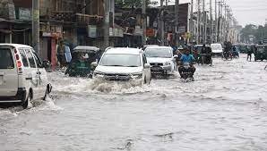 कोलकाता में मूसलाधार बारिश से हवाई, रेल और सड़क परिवहन हुआ प्रभावित, करंट लगने से 9 लोगों की हुई मौत