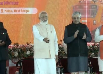 प्रधानमंत्री ने पश्चिम बंगाल के मालदा में ₹3,250 करोड़ से अधिक की रेल और सड़क बुनियादी ढांचा परियोजनाओं के उद्घाटन और शिलान्यास की झलकियाँ साझा कीं