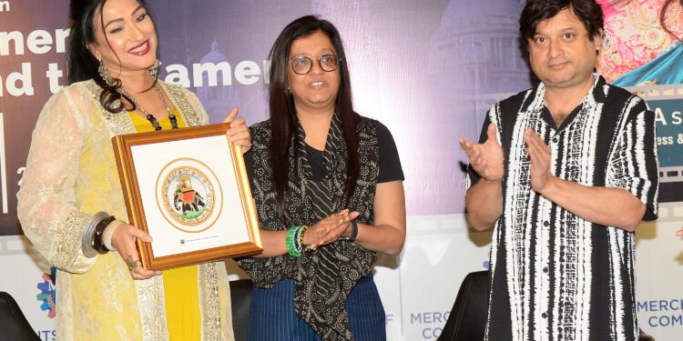 बहुत संघर्ष के बाद, महिलाएं अब पुरुषों के बराबर काम कर रही हैं : ऋतुपर्णा सेनगुप्ता
