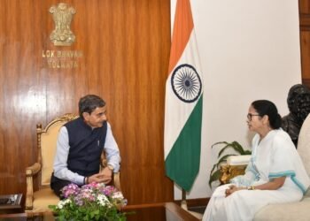 पश्चिम बंगाल की मुख्यमंत्री ने लोक भवन में राज्यपाल आर. एन. रवि से की शिष्टाचार भेंट