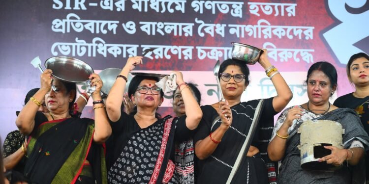 तृणमूल कांग्रेस की महिला कार्यकर्ताओं ने एलपीजी की कीमत में वृद्धि के खिलाफ किया प्रदर्शन