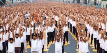प्रधानमंत्री मोदी ने रेड रोड से 12वें अंतरराष्ट्रीय योग दिवस समारोह का किया नेतृत्व, हजारों लोगों ने पीएम संग क‍िया योगाभ्यास