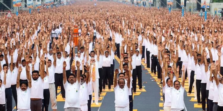प्रधानमंत्री मोदी ने रेड रोड से 12वें अंतरराष्ट्रीय योग दिवस समारोह का किया नेतृत्व, हजारों लोगों ने पीएम संग क‍िया योगाभ्यास