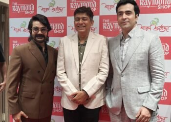 रेमंड ने सिनेमा के दिग्गज कलाकारों प्रोसेनजीत चटर्जी और अबीर चटर्जी के साथ मिलकर पूजा के शानदार जश्न की शुरुआत की
