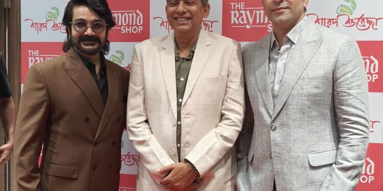 रेमंड ने सिनेमा के दिग्गज कलाकारों प्रोसेनजीत चटर्जी और अबीर चटर्जी के साथ मिलकर पूजा के शानदार जश्न की शुरुआत की