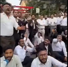 बैंकशाल कोर्ट में वकीलों पर अंडे फेंकने और हमला करने की घटना के खिलाफ वकीलों ने मार्च निकाला