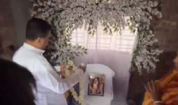 चोर बगान पूजा पंडाल भगदड़ : सीएम शुभेंदु ने मृतकों के परिजनों को 25 लाख रुपये का चेक सौंपा, दी श्रद्धांज‍िल 
