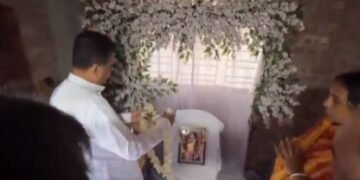 चोर बगान पूजा पंडाल भगदड़ : सीएम शुभेंदु ने मृतकों के परिजनों को 25 लाख रुपये का चेक सौंपा, दी श्रद्धांज‍िल 